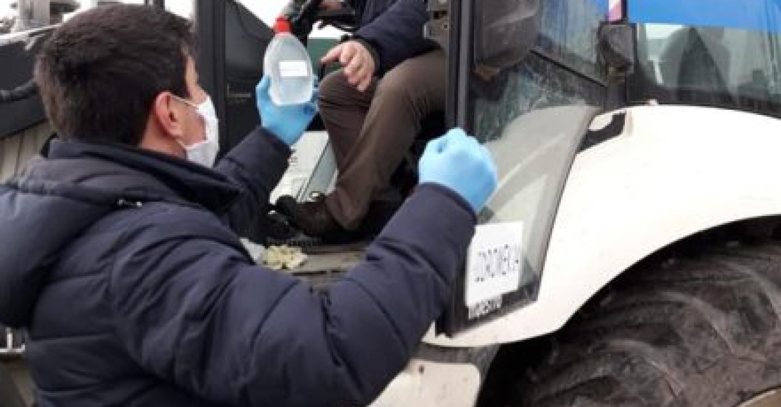 Temizlik İşleri Müdürlüğü ekiplerimizce sahada görevli personellerimize günlük dezenfektan dağıtımı gerçekleştiyoruz.