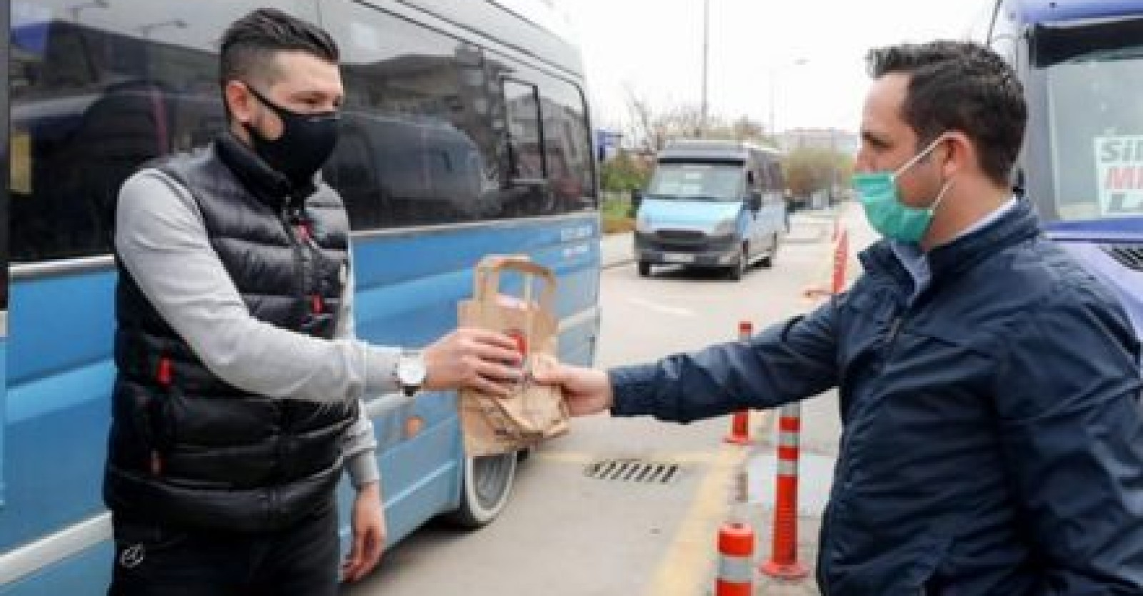 Ekiplerimiz, ilçemizde her koşulda hizmet veren dolmuş şoförlerimize hijyen paketi dağıttı.