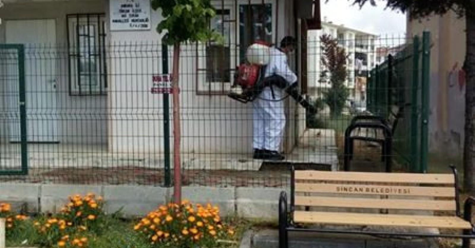 Kamu hizmet alanlarında titizlikle sürdürdüğümüz dezenfeksiyon çalışmaları kapsamında ilçemizde bulunan muhtarlık binalarımızı dezenfekte ettik.
