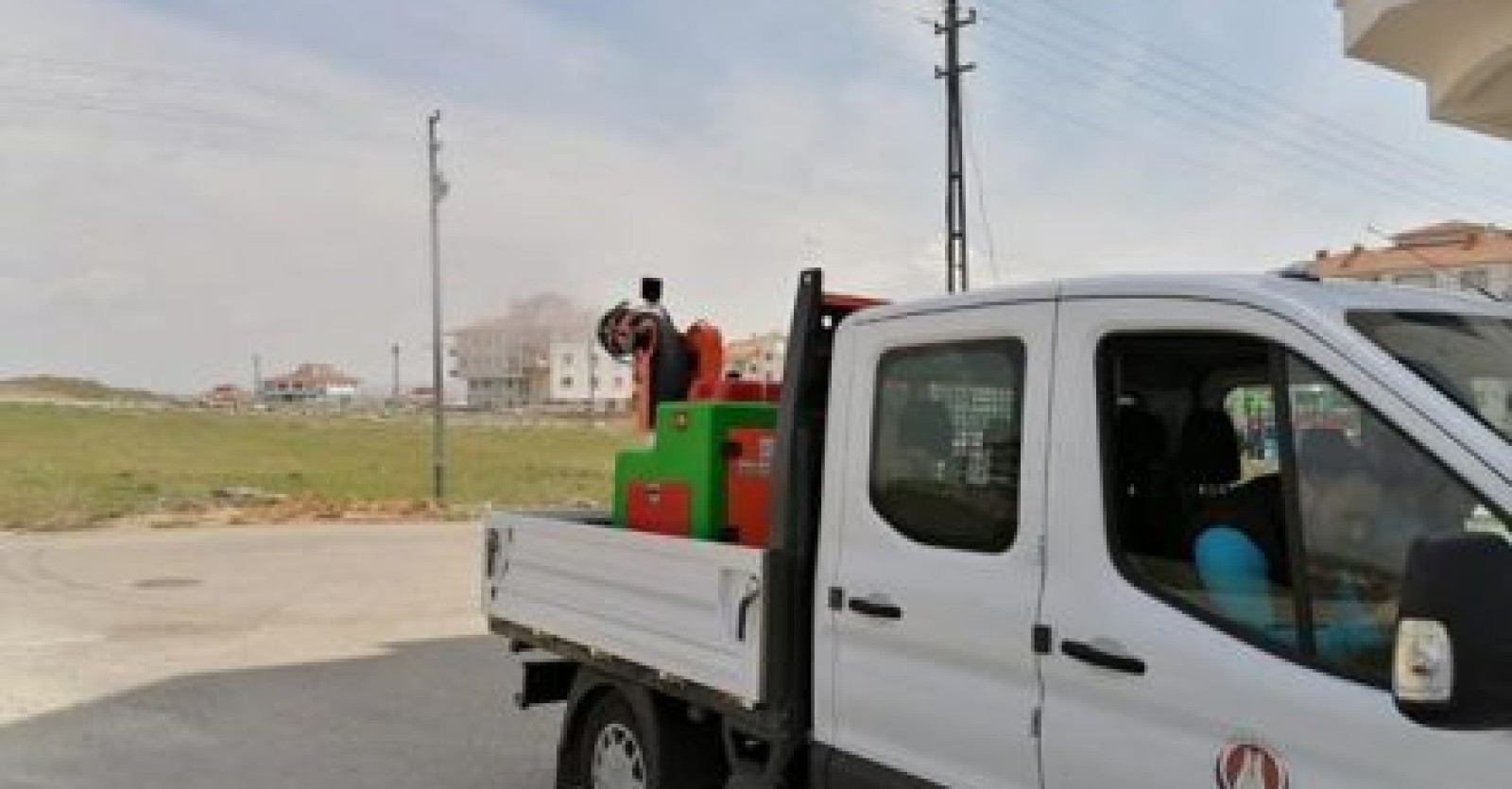 Koronavirüsle mücadelemizi sürdürürken, yaz aylarında sıkıntı yaşamamak için sivrisinek, karasinek ve haşerelere karşı ilaçlama çalışmalarımız da yoğun bir şekilde devam ediyor.