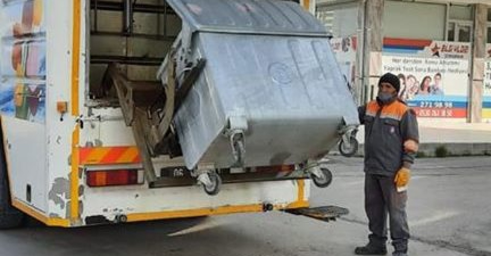 Ekiplerimiz, Mustafa Kemal ve Törekent Mahallemizde genel temizlik çalışmalarına devam ediyor…