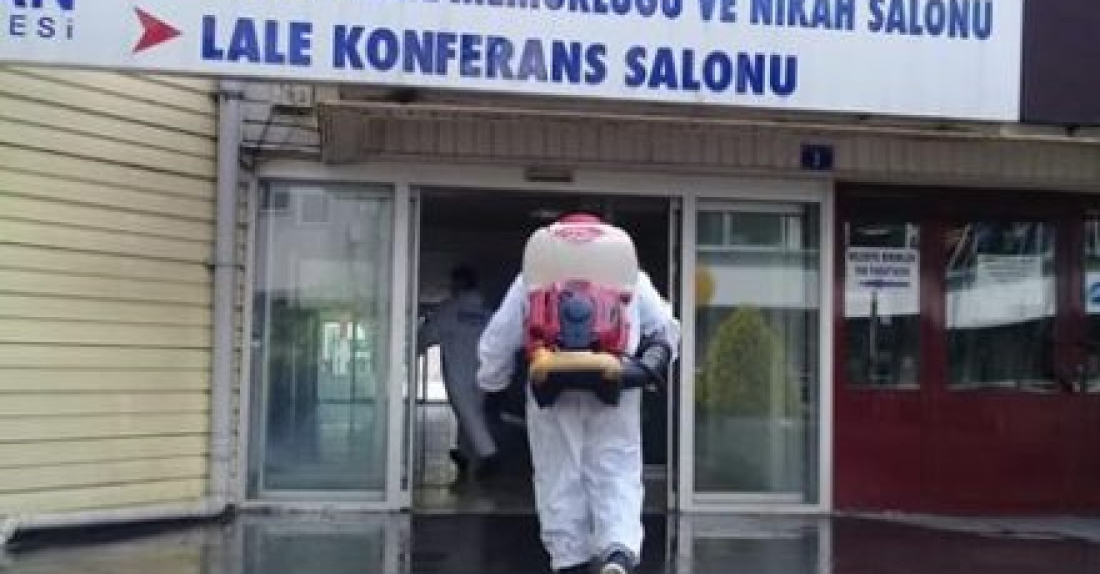 Koronavirüs salgın riskine karşı yürüttüğümüz çalışmalar kapsamında ekiplerimiz resmi kurum ve kuruluşlarda, dezenfekte çalışmalarına aralıksız devam ediyor.